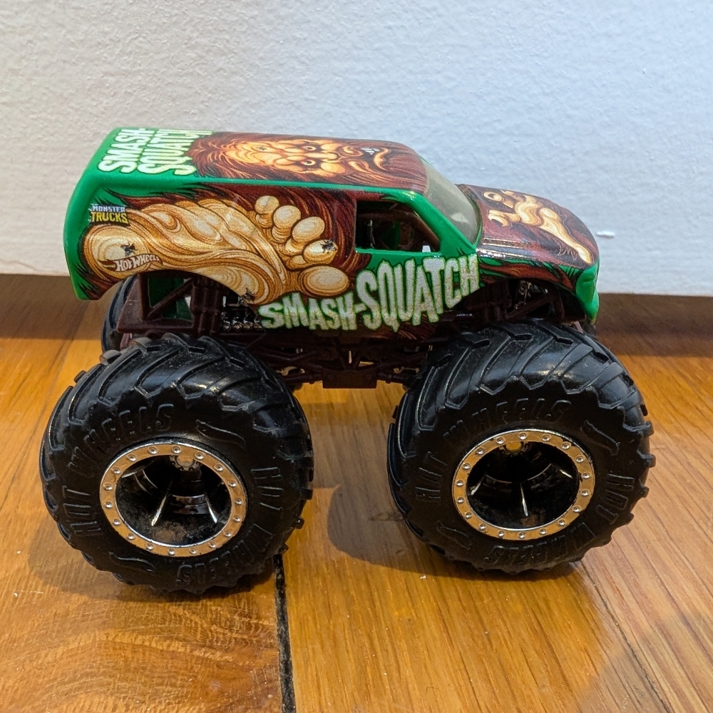 Hot Wheels Smash Squatch monster truck